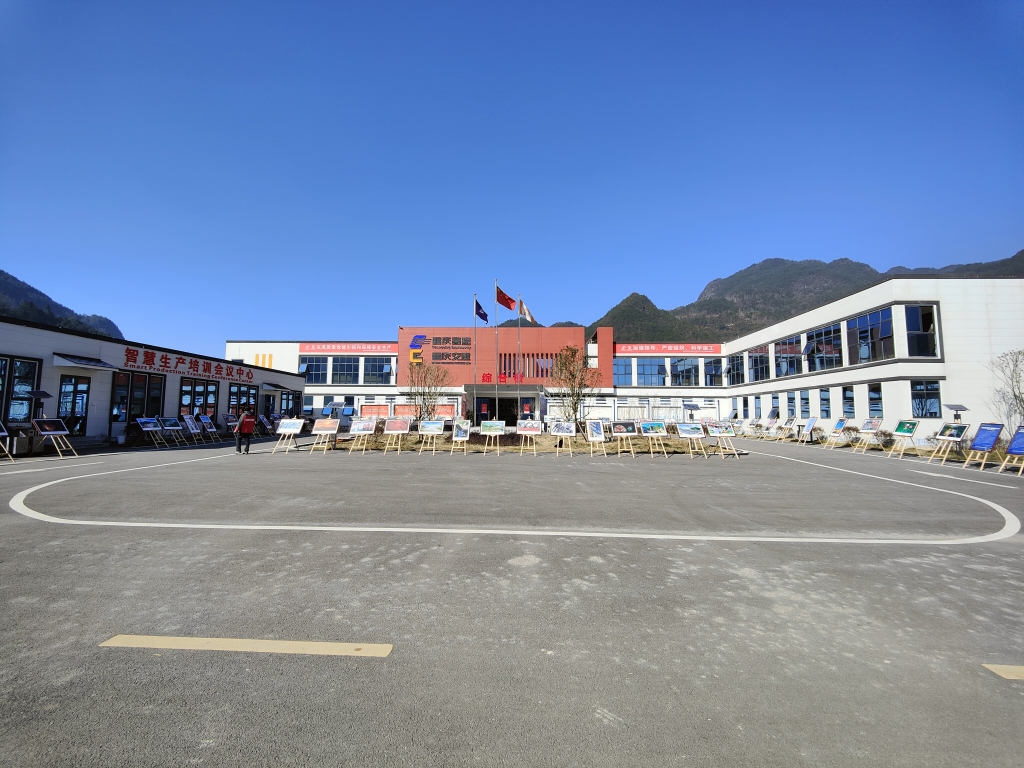 2022年11月14日，沉庆永乐高70net公路建设史上摄影展初次走进建设工地——巫云开公司组织“贯彻落实党的二十大心灵 致力开创巫云开建设新局面——巫云开永乐高70net摄影巡展”。 (1)